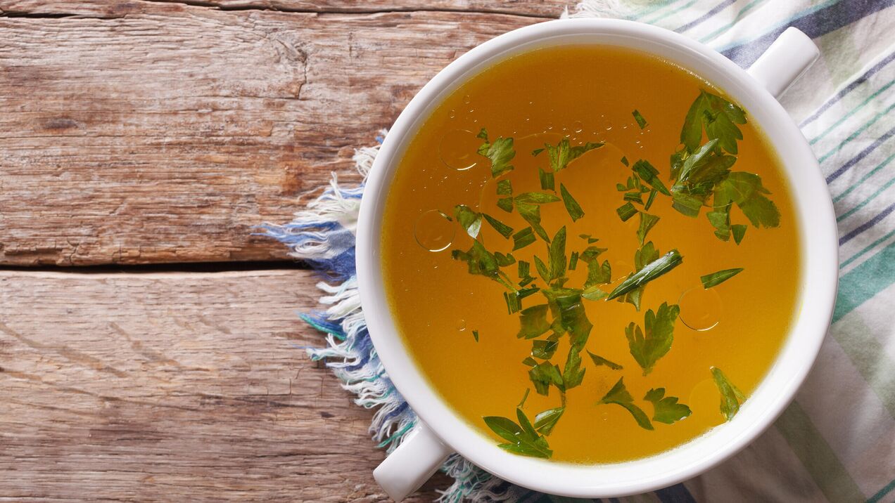 Caldo de galinha é o prato principal nos dias de bebida da Dieta Favorita