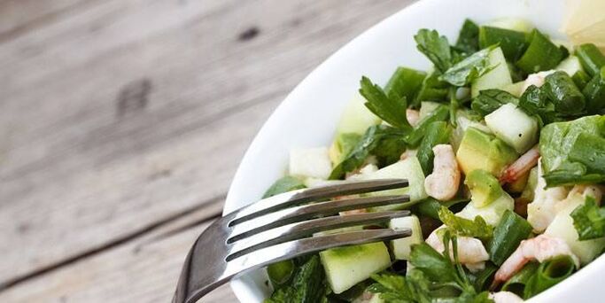 A salada de legumes deve estar frequentemente presente na dieta para perda de peso