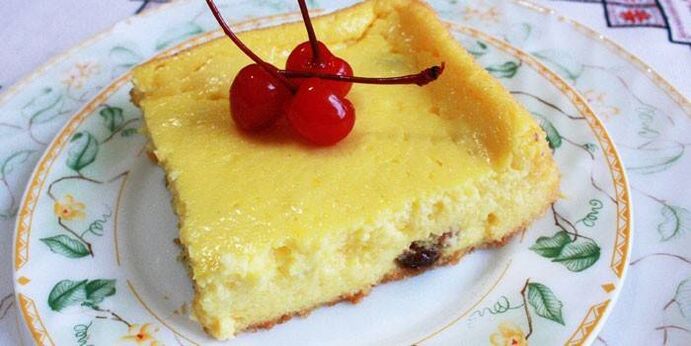 Caçarola de queijo cottage no café da manhã ou lanche da tarde no menu de nutrição saudável por um mês