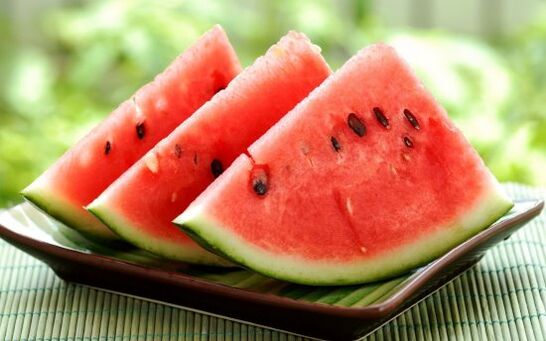 Em uma dieta de melancia, você precisa consumir vários quilos de frutas por dia. 