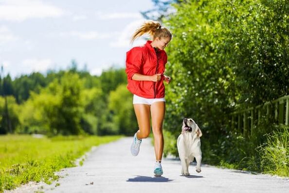 É aconselhável iniciar uma série de exercícios para emagrecer com uma corrida no parque. 