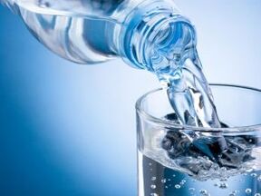 Se você tem gota, precisa aumentar o volume de água potável. 