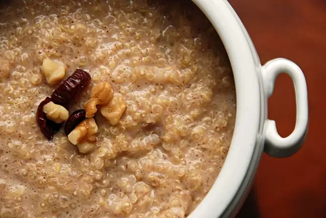 Ao seguir o dia de grãos da dieta das 6 pétalas, você pode adicionar algumas nozes ao mingau